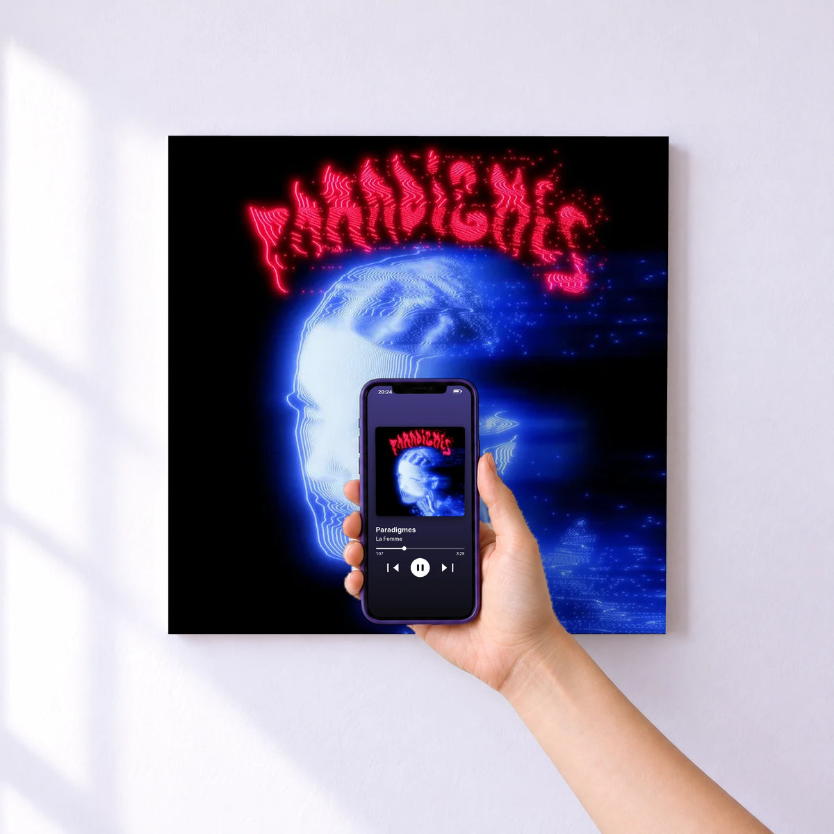 Affiche connectée Paradigmes de La Femme au mur : l'album se lance en approchant le téléphone