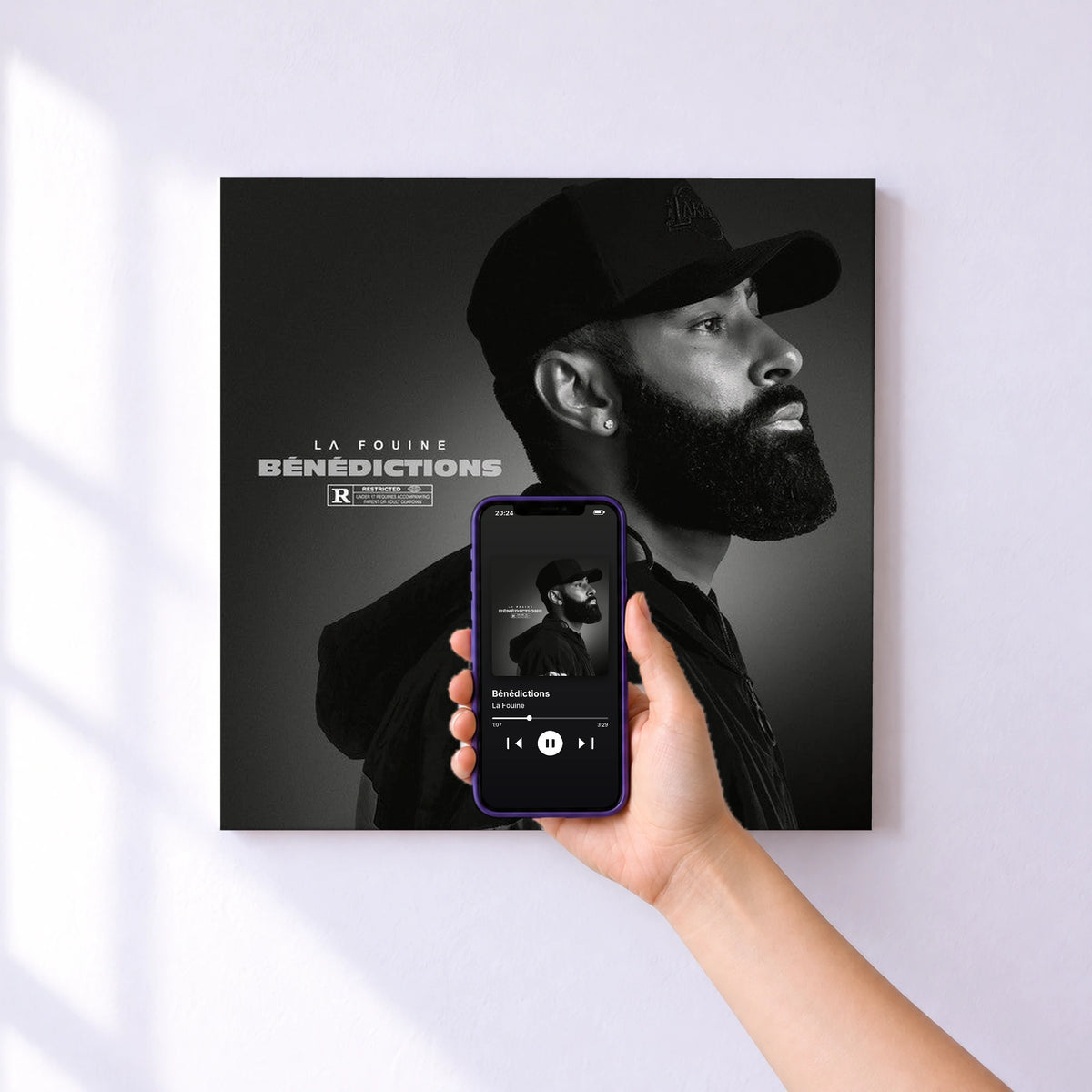 Affiche connectée Bénédictions de La Fouine au mur : l'album se lance en approchant le téléphone