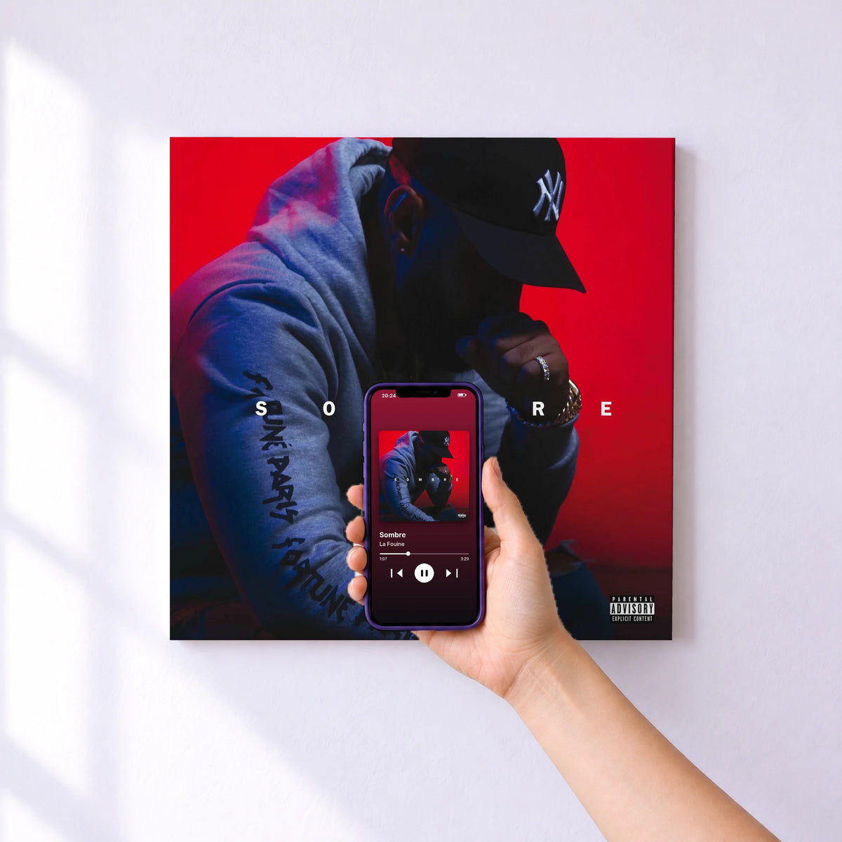 Affiche connectée Sombre de La Fouine au mur : l'album se lance en approchant le téléphone