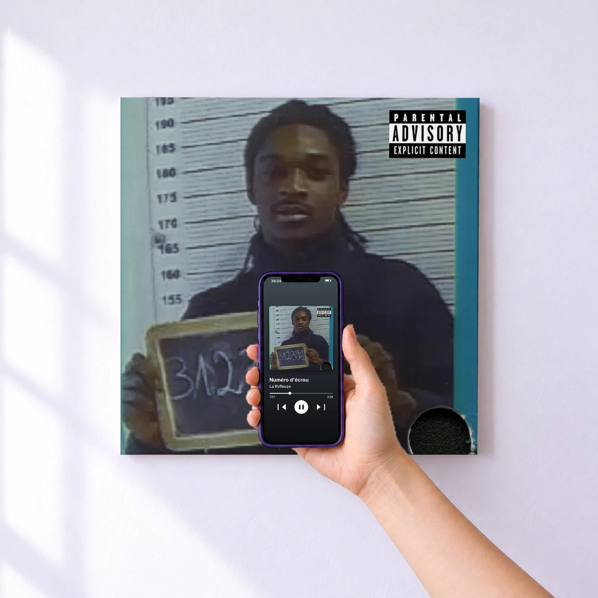 Affiche connectée Numéro d'écrou de La Rvfleuze au mur : l'album se lance en approchant le téléphone