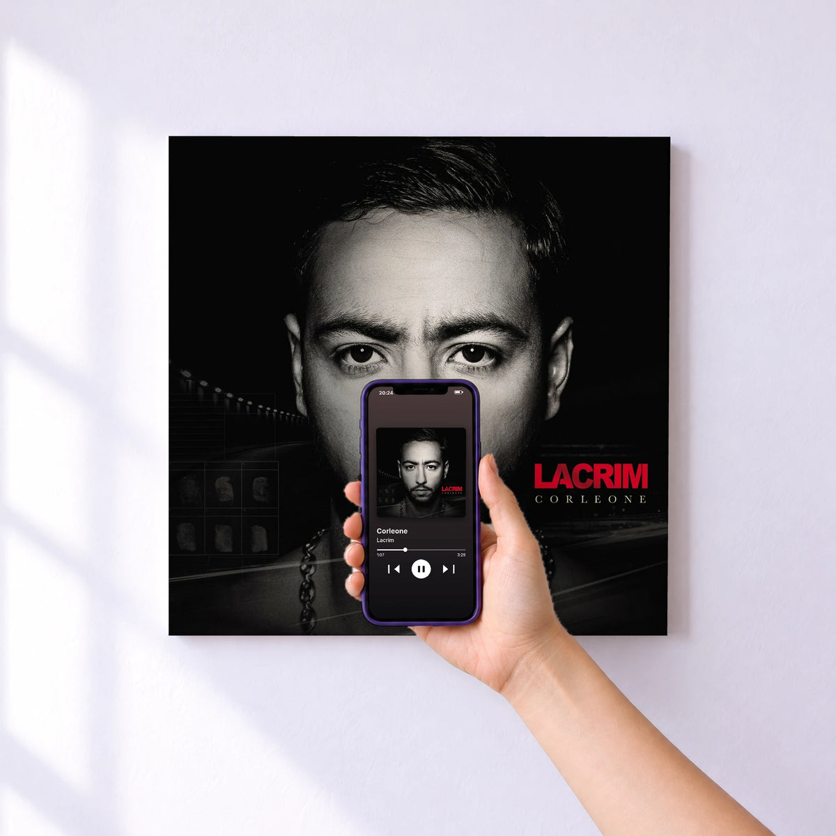 Affiche connectée Corleone de Lacrim au mur : l'album se lance en approchant le téléphone
