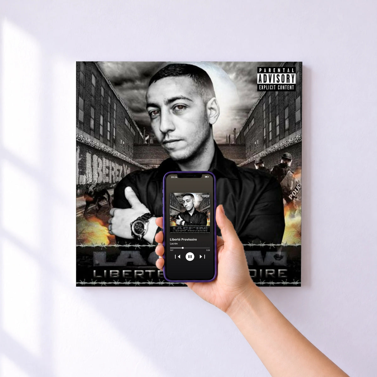 Affiche connectée Liberté Provisoire de Lacrim au mur : l'album se lance en approchant le téléphone