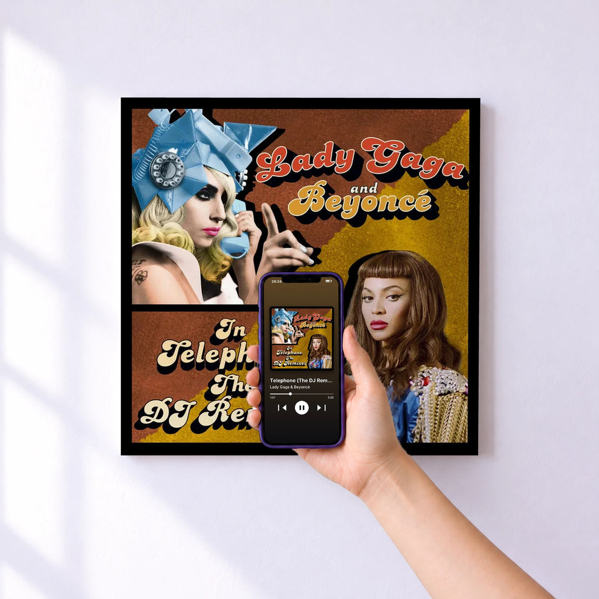 Affiche connectée Telephone (The DJ Remixes) de Lady Gaga & Beyoncé au mur : l'album se lance en approchant le téléphone