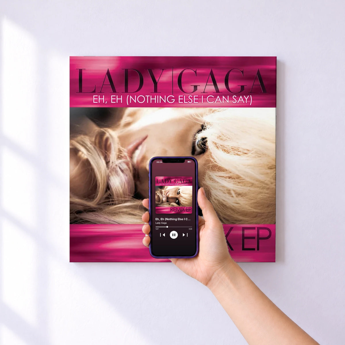 Affiche connectée Eh, Eh (Nothing Else I Can Say) de Lady Gaga au mur : l'album se lance en approchant le téléphone