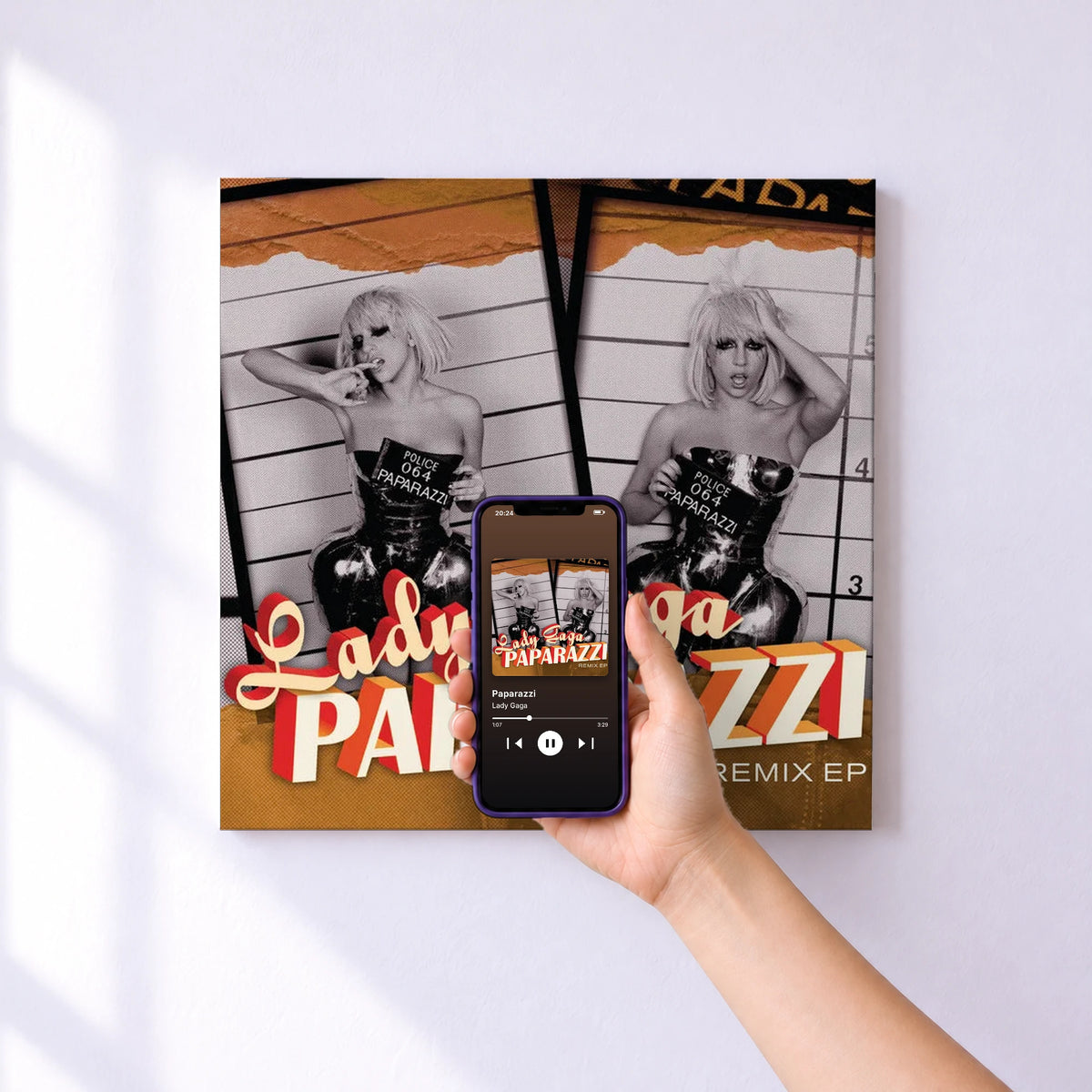 Affiche connectée Paparazzi de Lady Gaga au mur : l'album se lance en approchant le téléphone