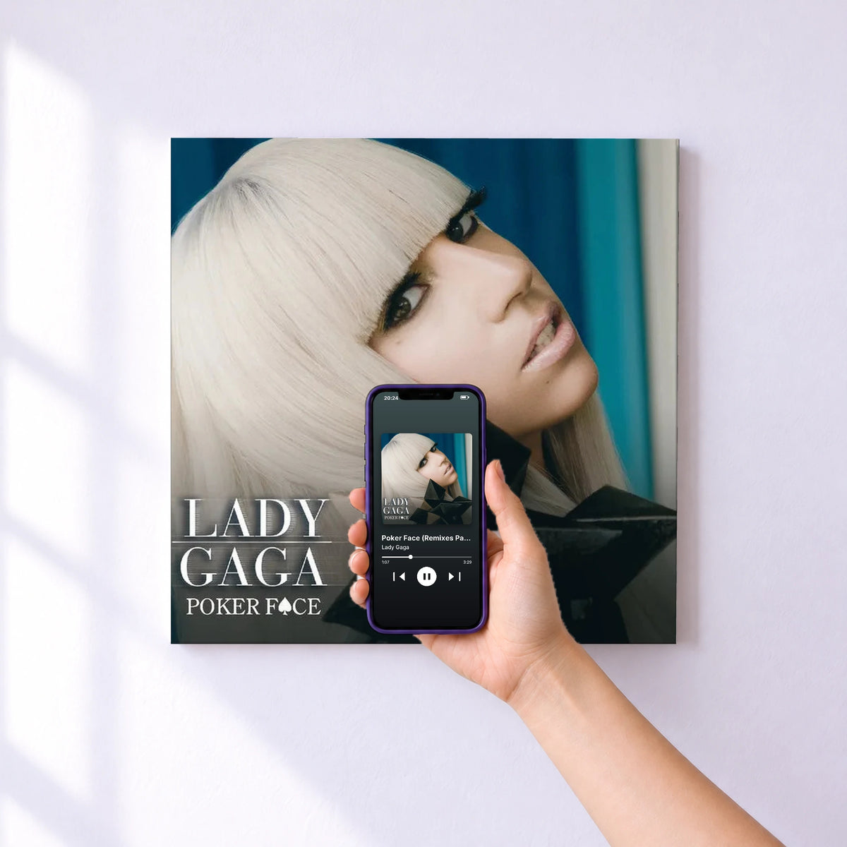 Affiche connectée Poker Face (Remixes Part 1) de Lady Gaga au mur : l'album se lance en approchant le téléphone