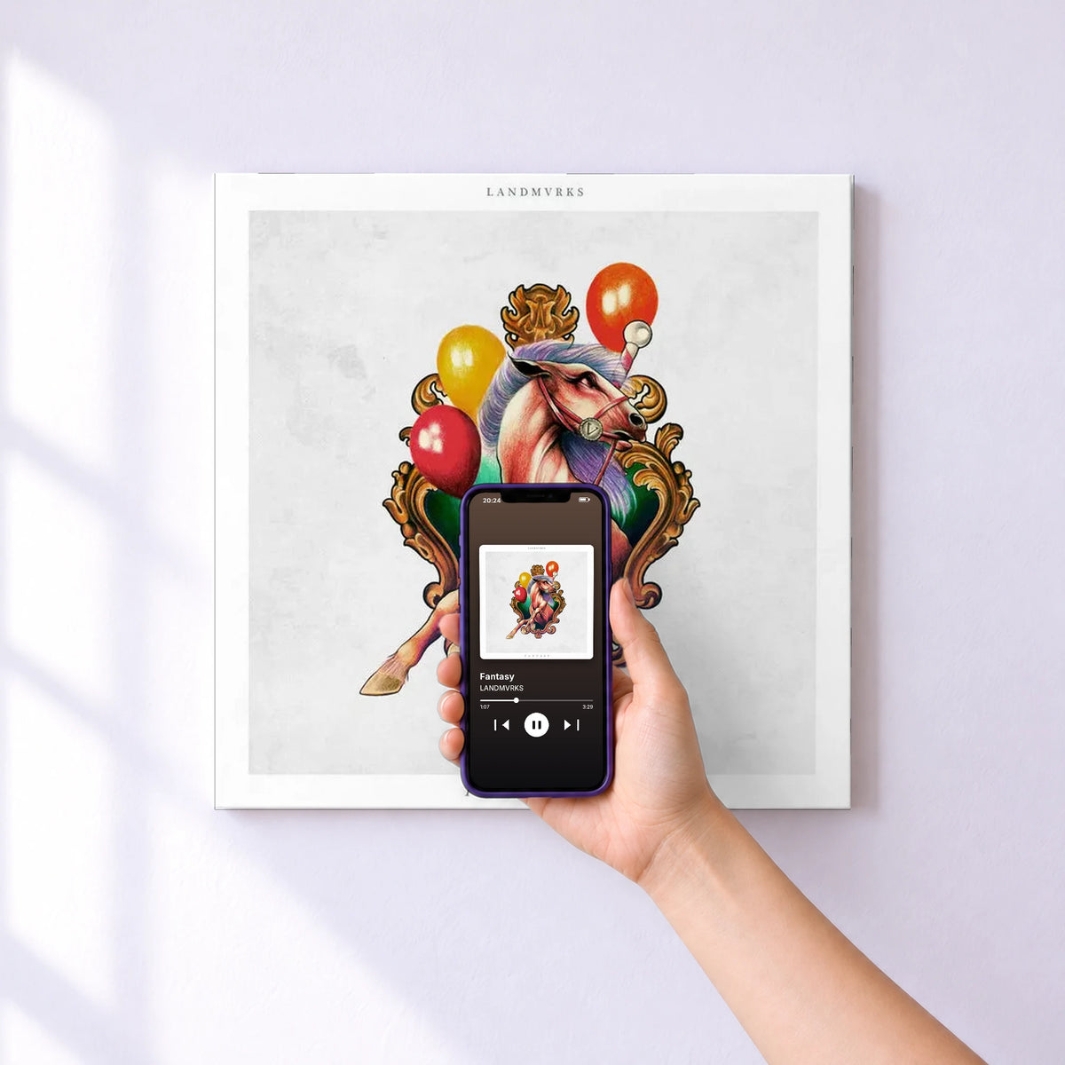 Affiche connectée Fantasy de LANDMVRKS au mur : l'album se lance en approchant le téléphone