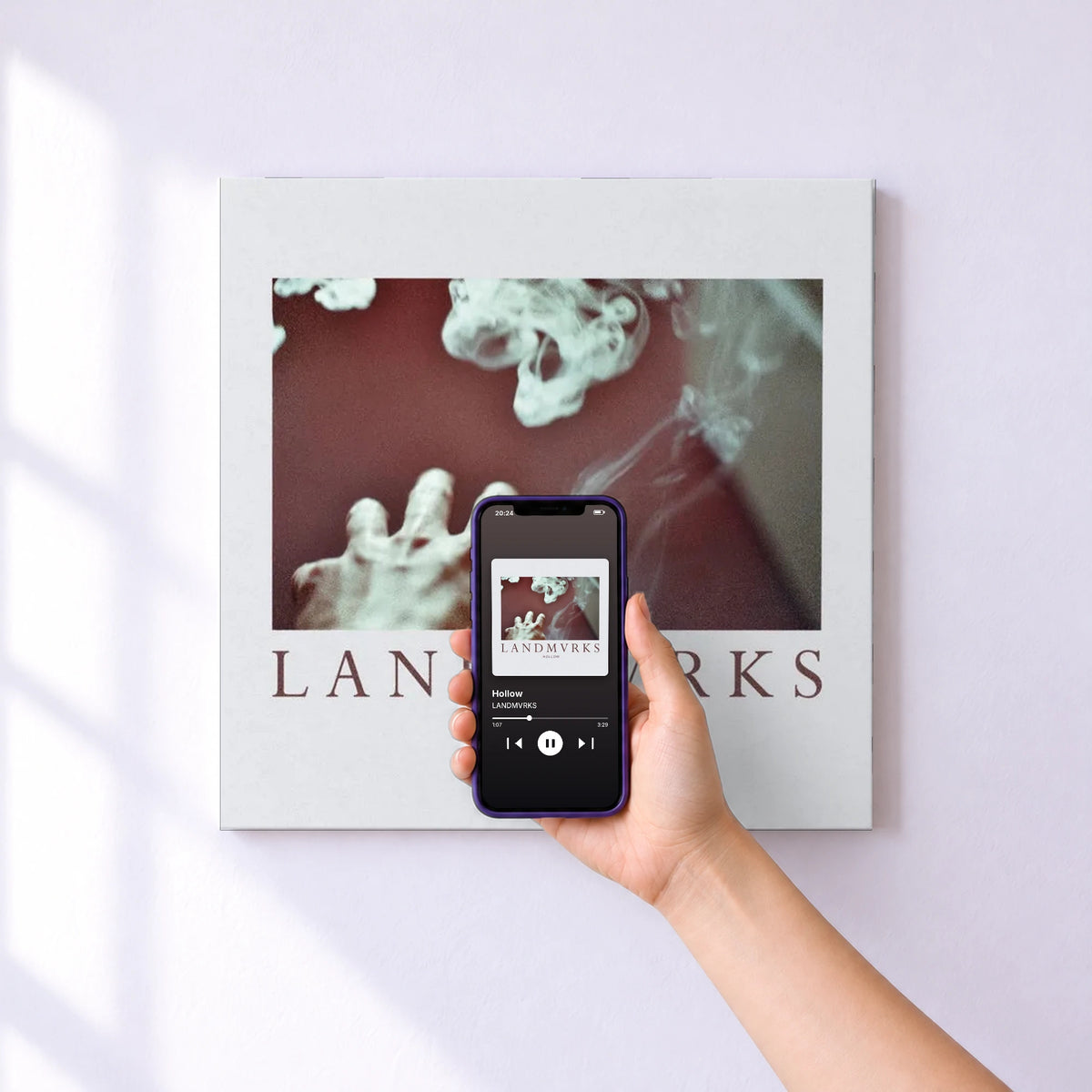Affiche connectée Hollow de LANDMVRKS au mur : l'album se lance en approchant le téléphone