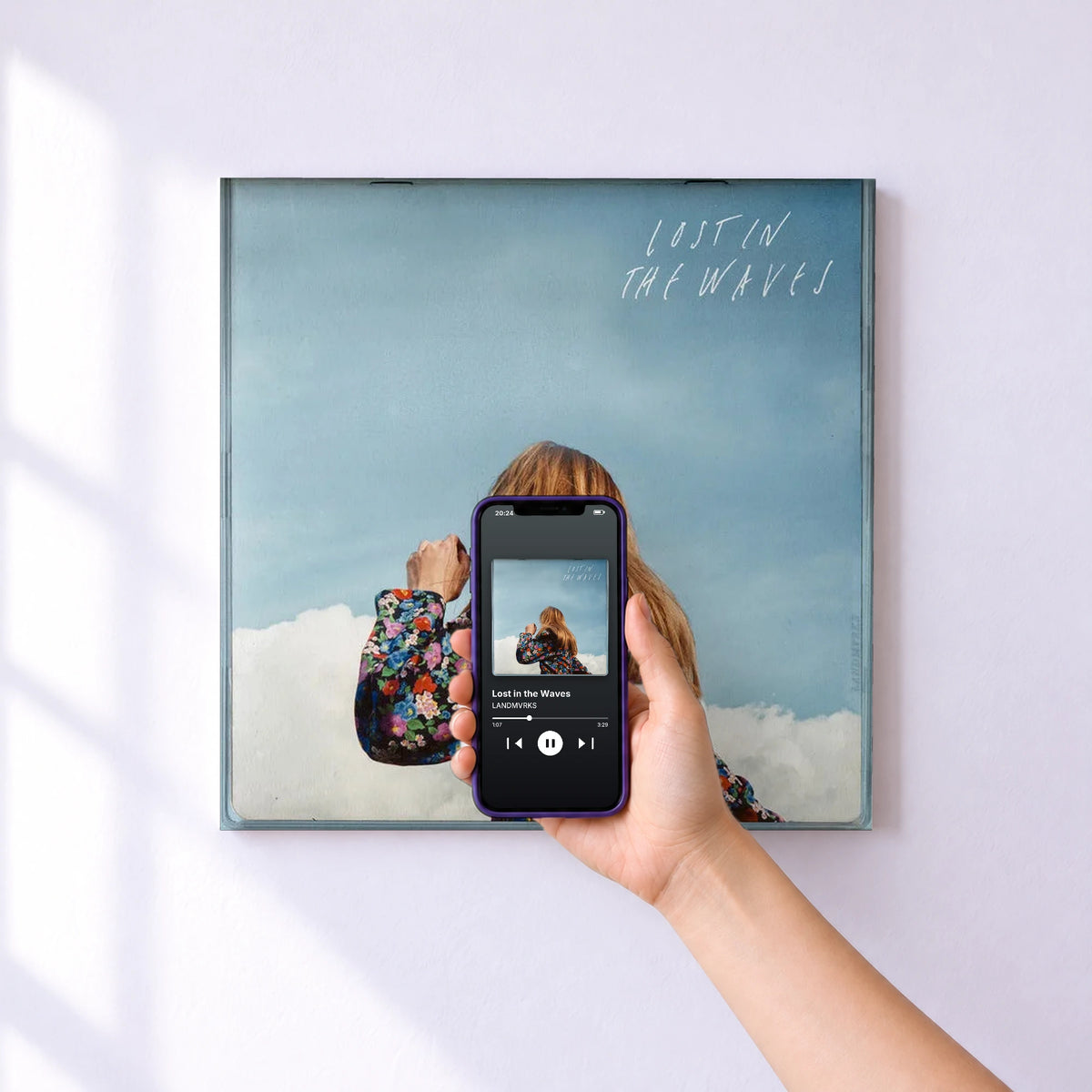 Affiche connectée Lost in the Waves de LANDMVRKS au mur : l'album se lance en approchant le téléphone