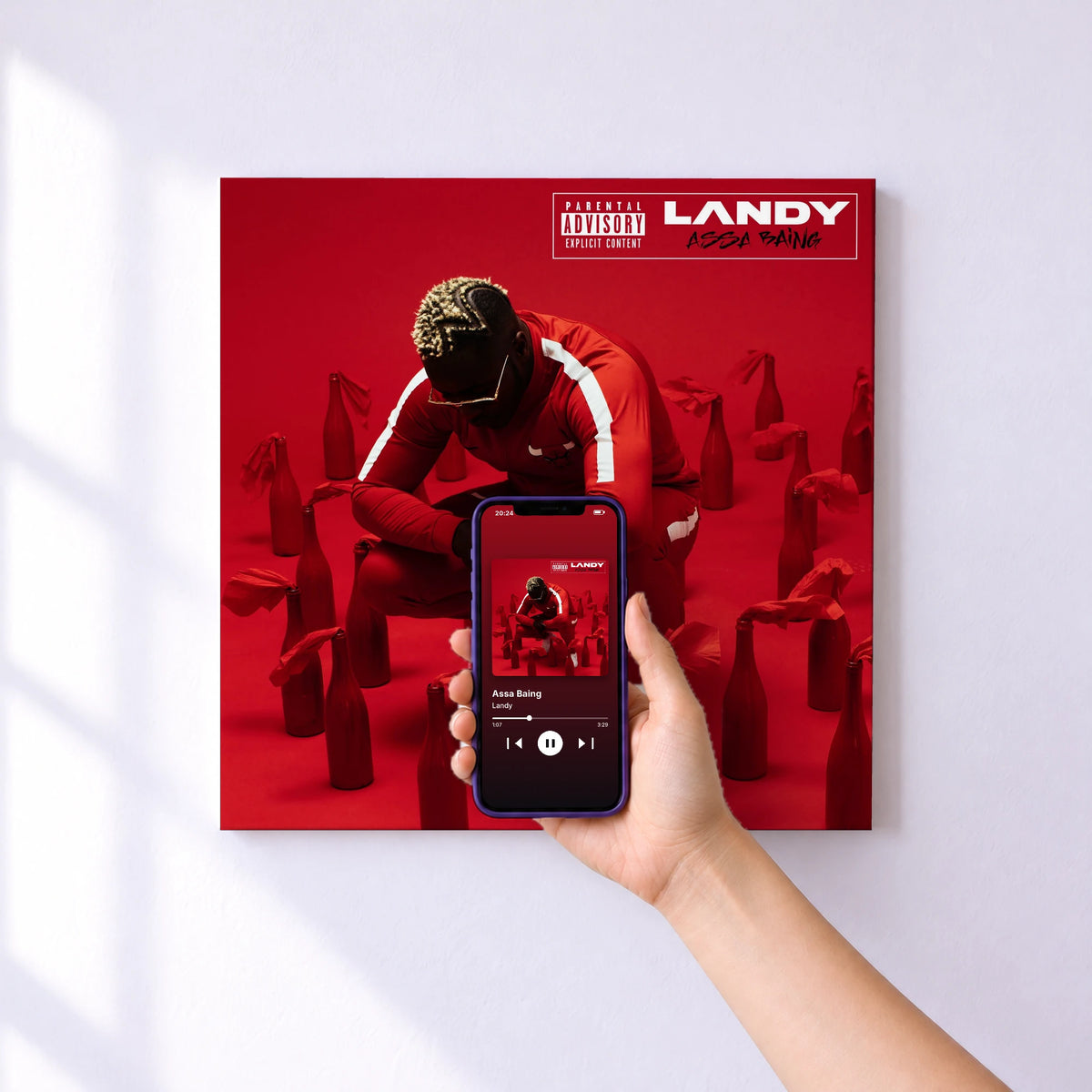 Affiche connectée Assa Baing de Landy au mur : l'album se lance en approchant le téléphone