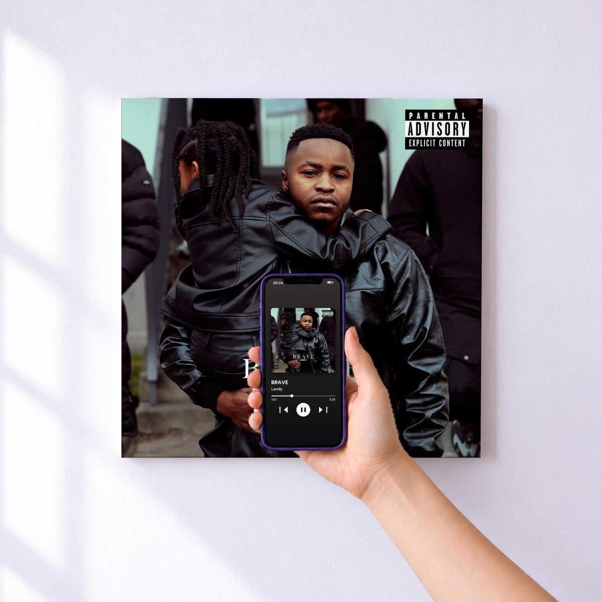 Affiche connectée BRAVE de Landy au mur : l'album se lance en approchant le téléphone
