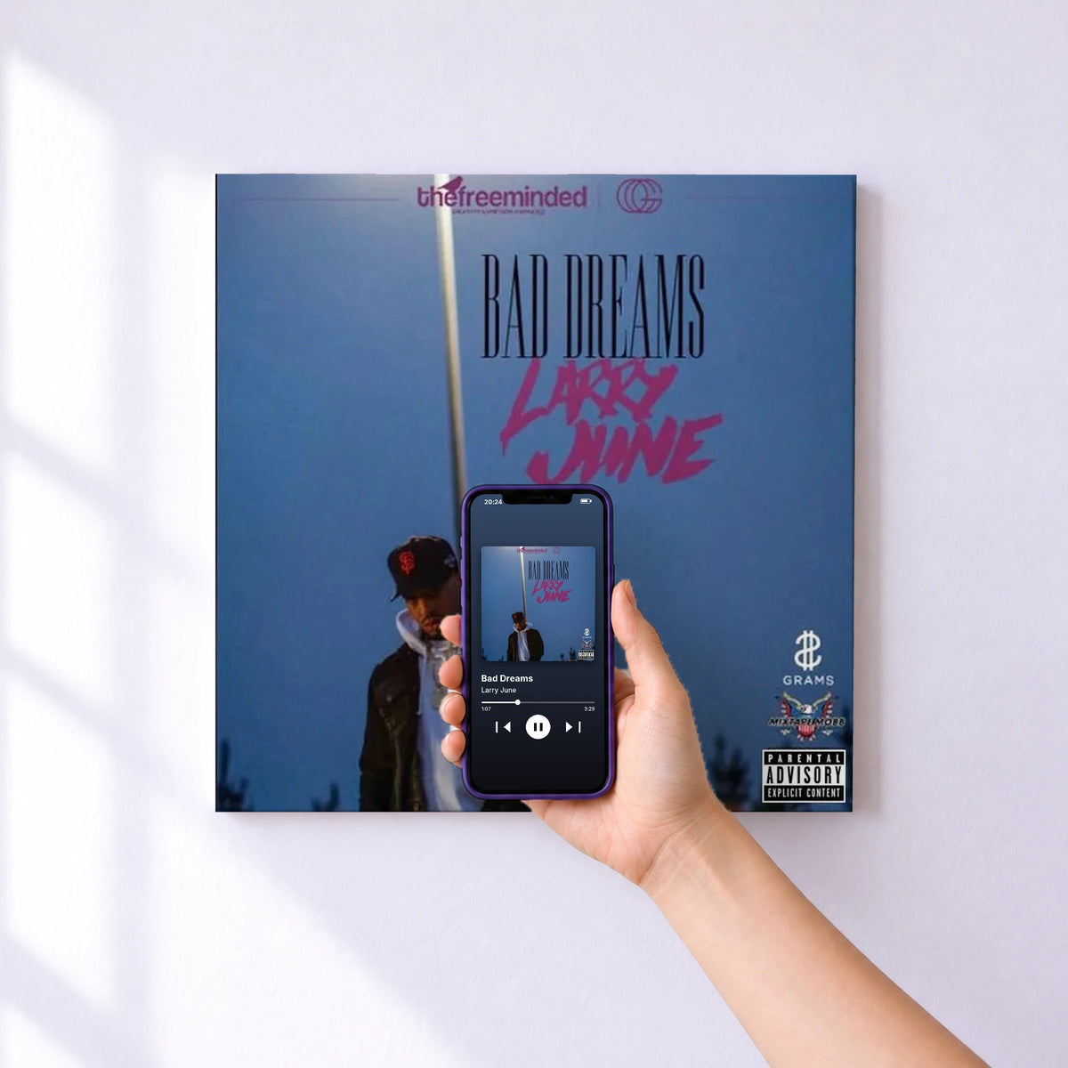 Affiche connectée Bad Dreams de Larry June au mur : l'album se lance en approchant le téléphone