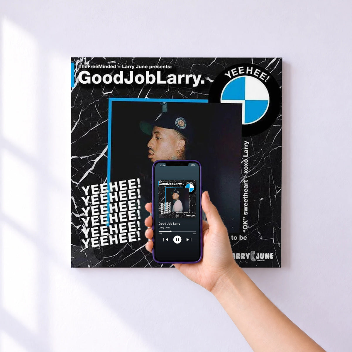 Affiche connectée Good Job Larry de Larry June au mur : l'album se lance en approchant le téléphone