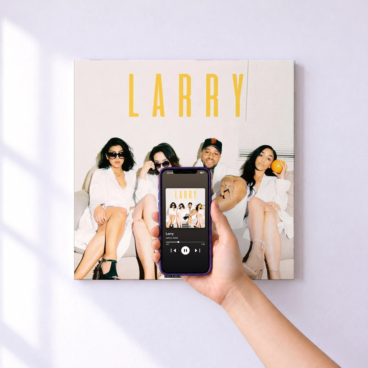 Affiche connectée Larry de Larry June au mur : l'album se lance en approchant le téléphone