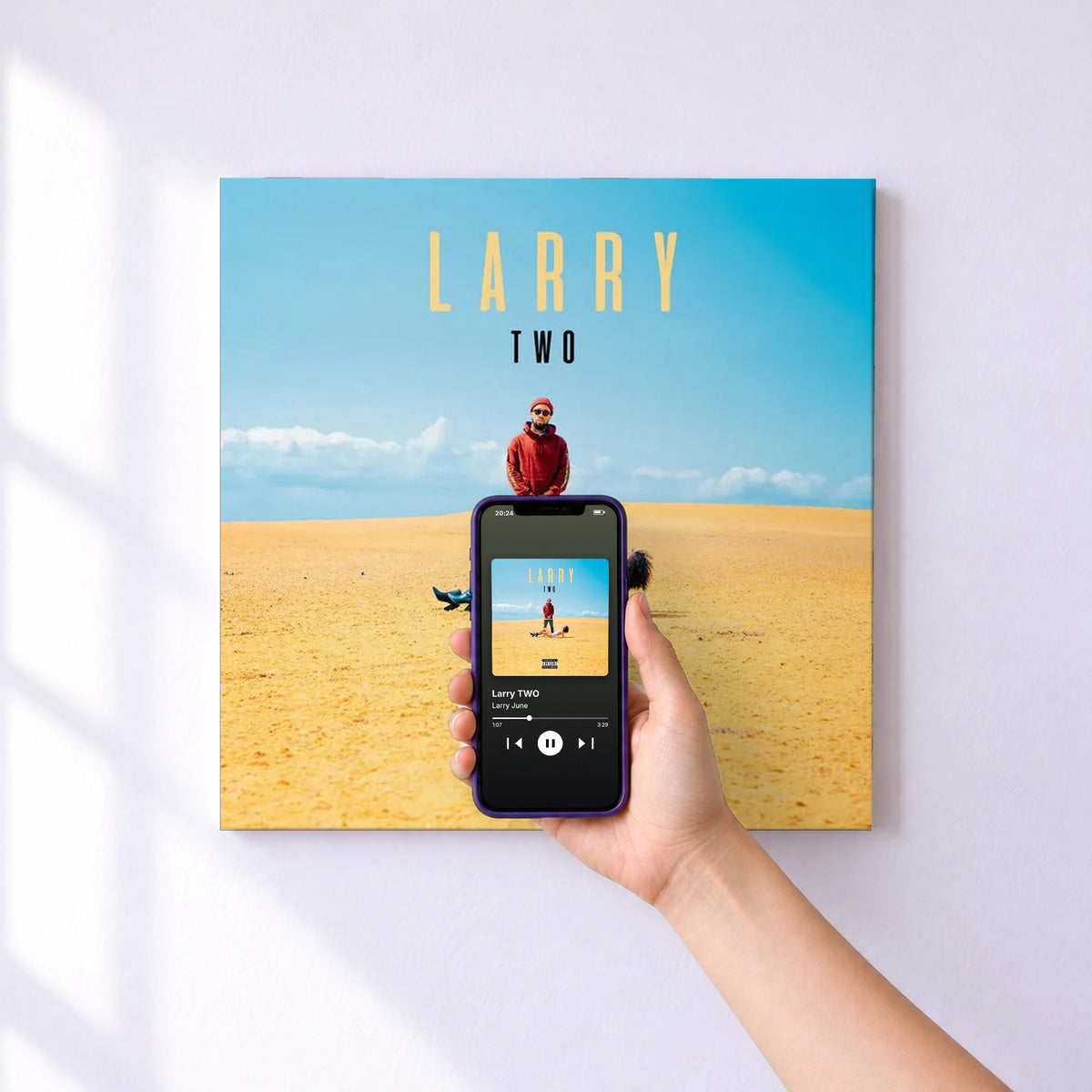 Affiche connectée Larry TWO de Larry June au mur : l'album se lance en approchant le téléphone