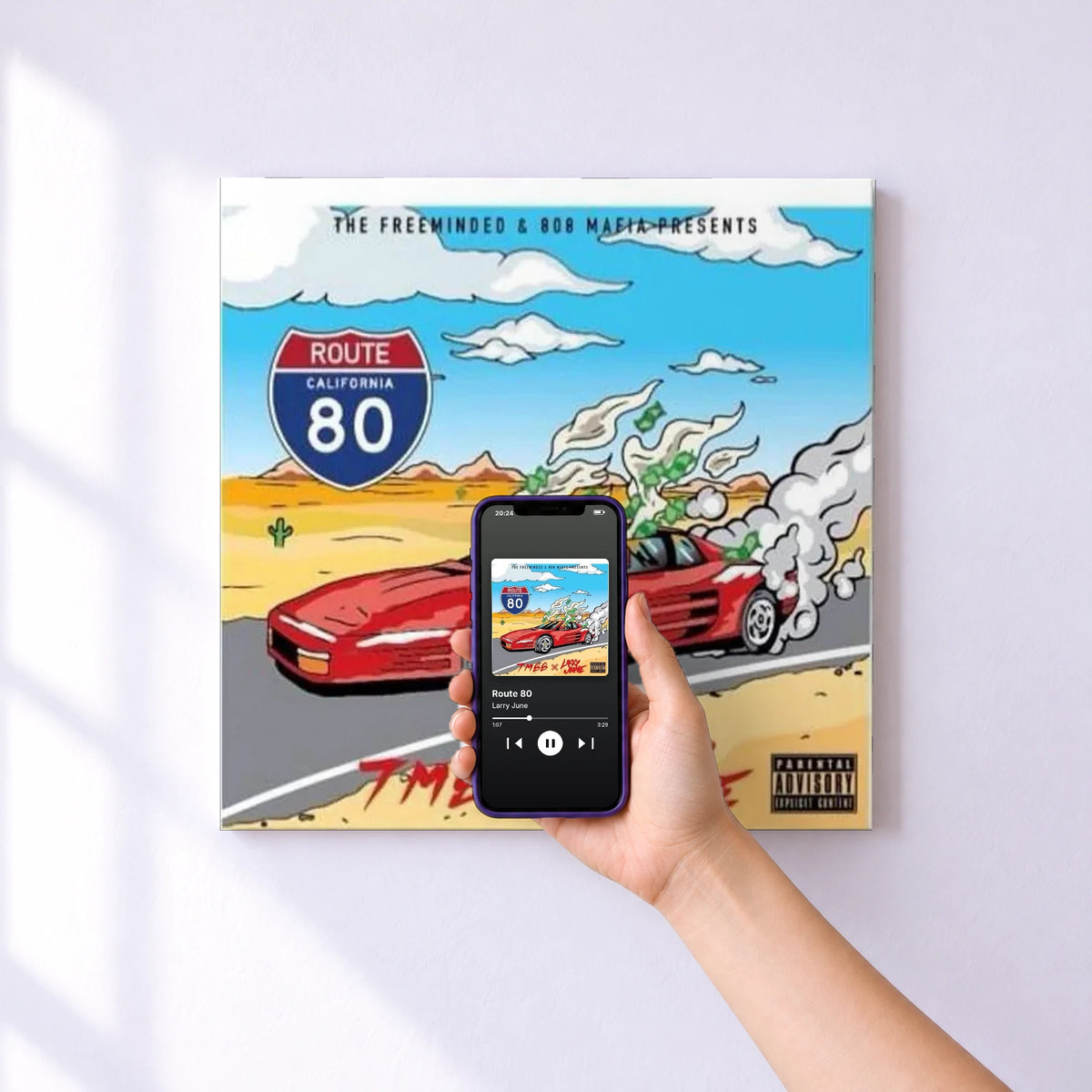 Affiche connectée Route 80 de Larry June au mur : l'album se lance en approchant le téléphone