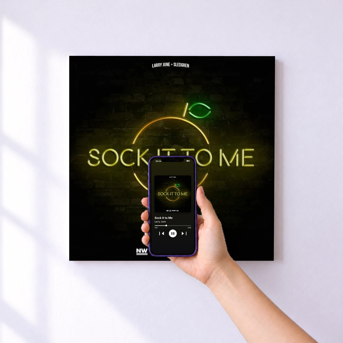 Affiche connectée Sock It to Me de Larry June au mur : l'album se lance en approchant le téléphone