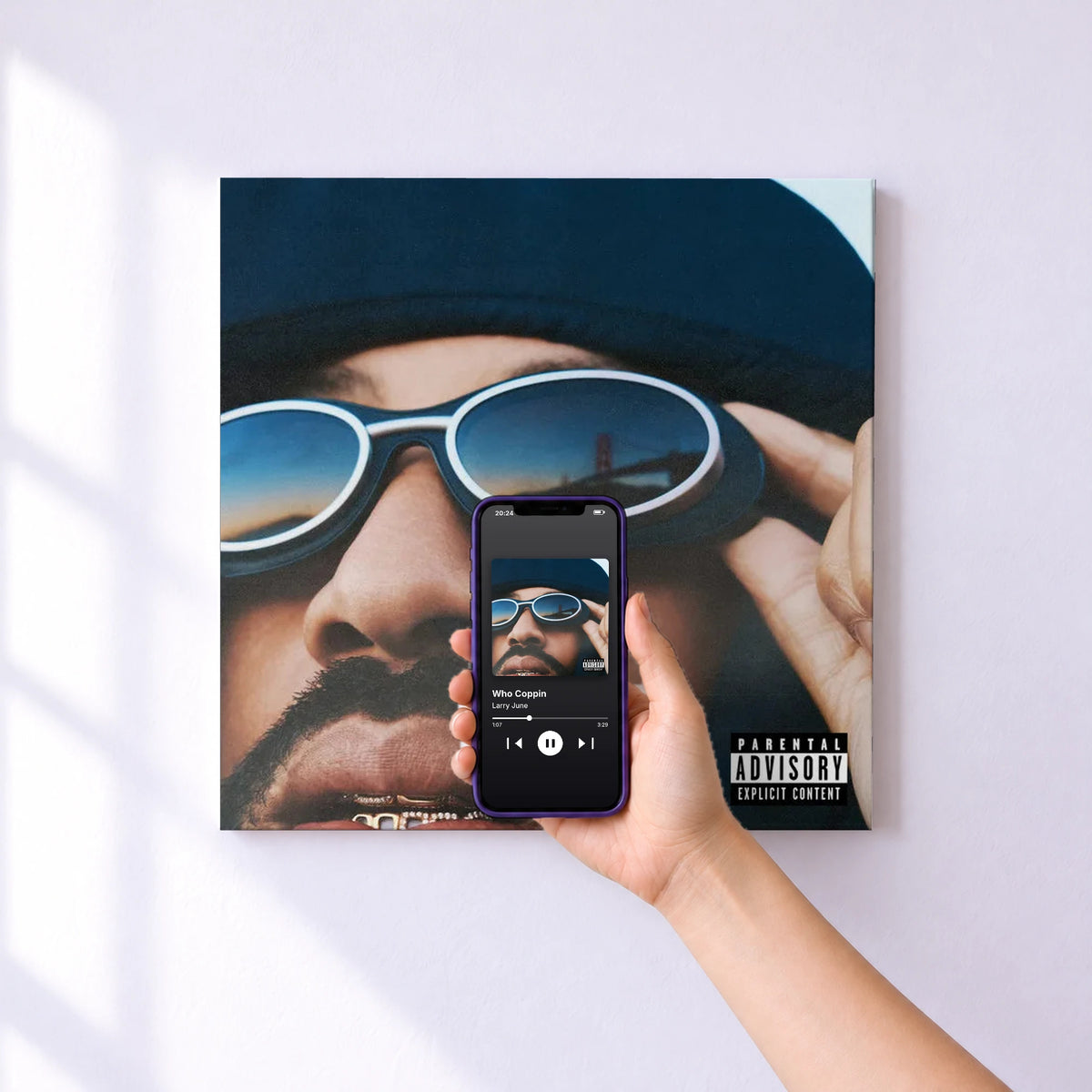 Affiche connectée Who Coppin de Larry June au mur : l'album se lance en approchant le téléphone