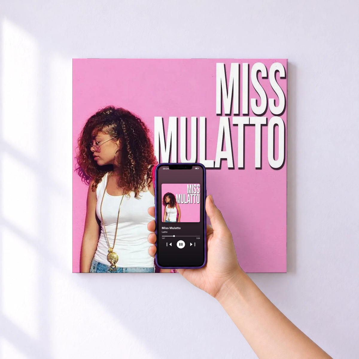 Affiche connectée Miss Mulatto de Latto au mur : l'album se lance en approchant le téléphone