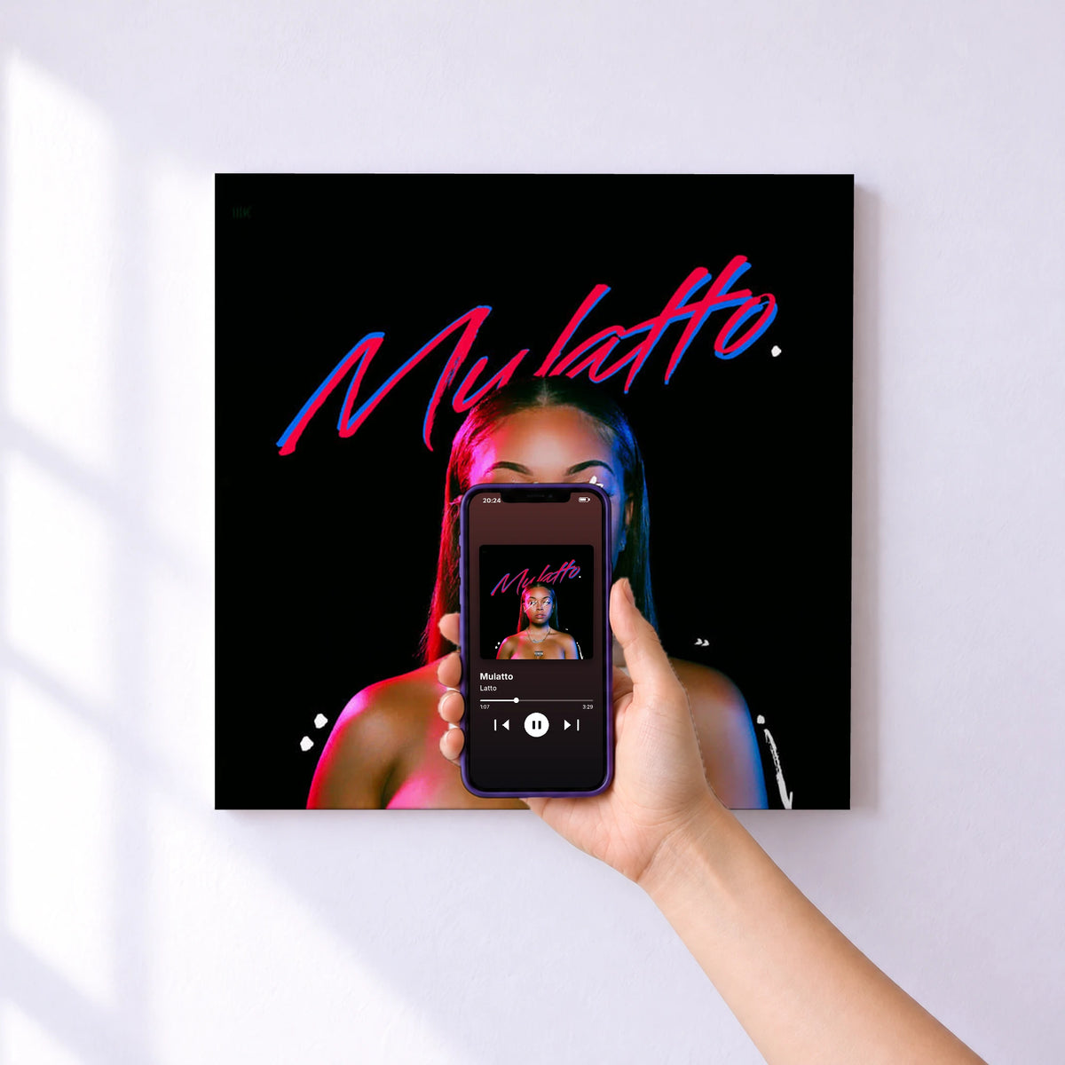 Affiche connectée Mulatto de Latto au mur : l'album se lance en approchant le téléphone