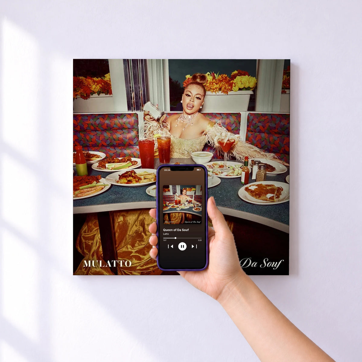 Affiche connectée Queen of Da Souf de Latto au mur : l'album se lance en approchant le téléphone