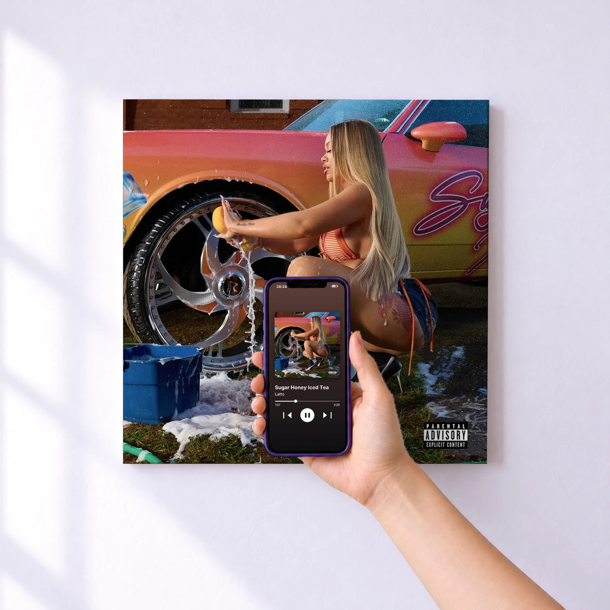 Affiche connectée Sugar Honey Iced Tea de Latto au mur : l'album se lance en approchant le téléphone