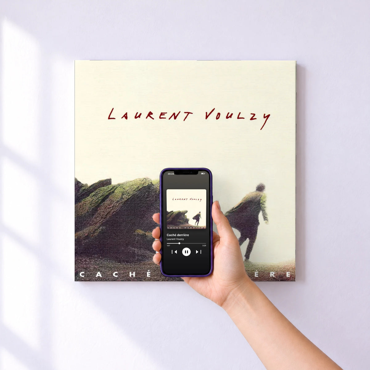 Affiche connectée Caché derrière de Laurent Voulzy au mur : l'album se lance en approchant le téléphone