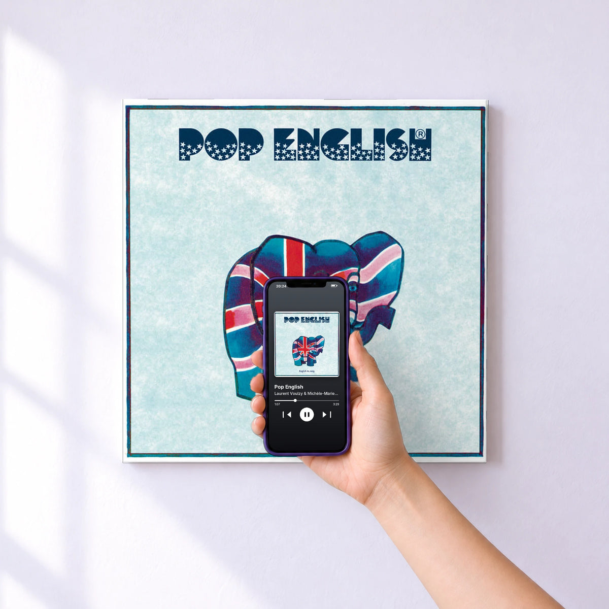 Affiche connectée Pop English de Laurent Voulzy & Michèle-Marie Dupire & Ian Jefs au mur : l'album se lance en approchant le téléphone