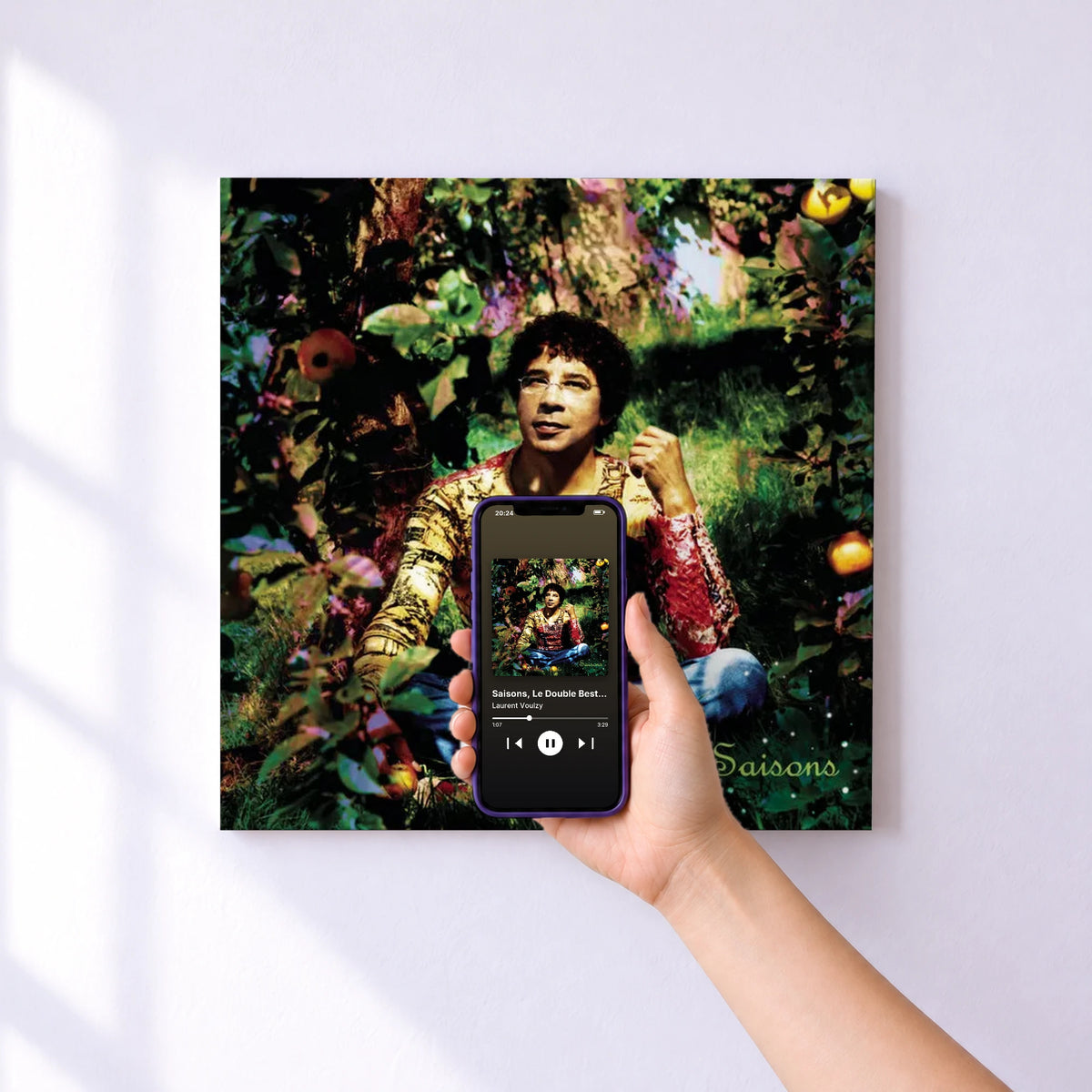 Affiche connectée Saisons, Le Double Best Of de Laurent Voulzy au mur : l'album se lance en approchant le téléphone