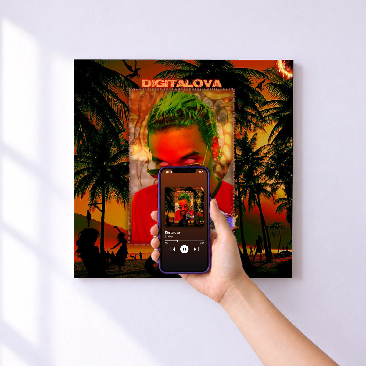 Affiche connectée Digitalova de Laylow au mur : l'album se lance en approchant le téléphone