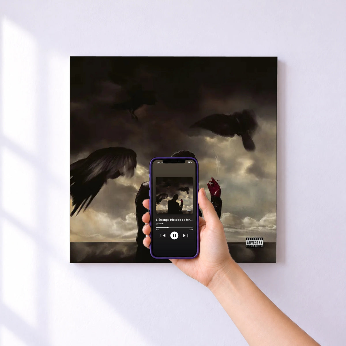 Affiche connectée L'Étrange Histoire de Mr.Anderson de Laylow au mur : l'album se lance en approchant le téléphone