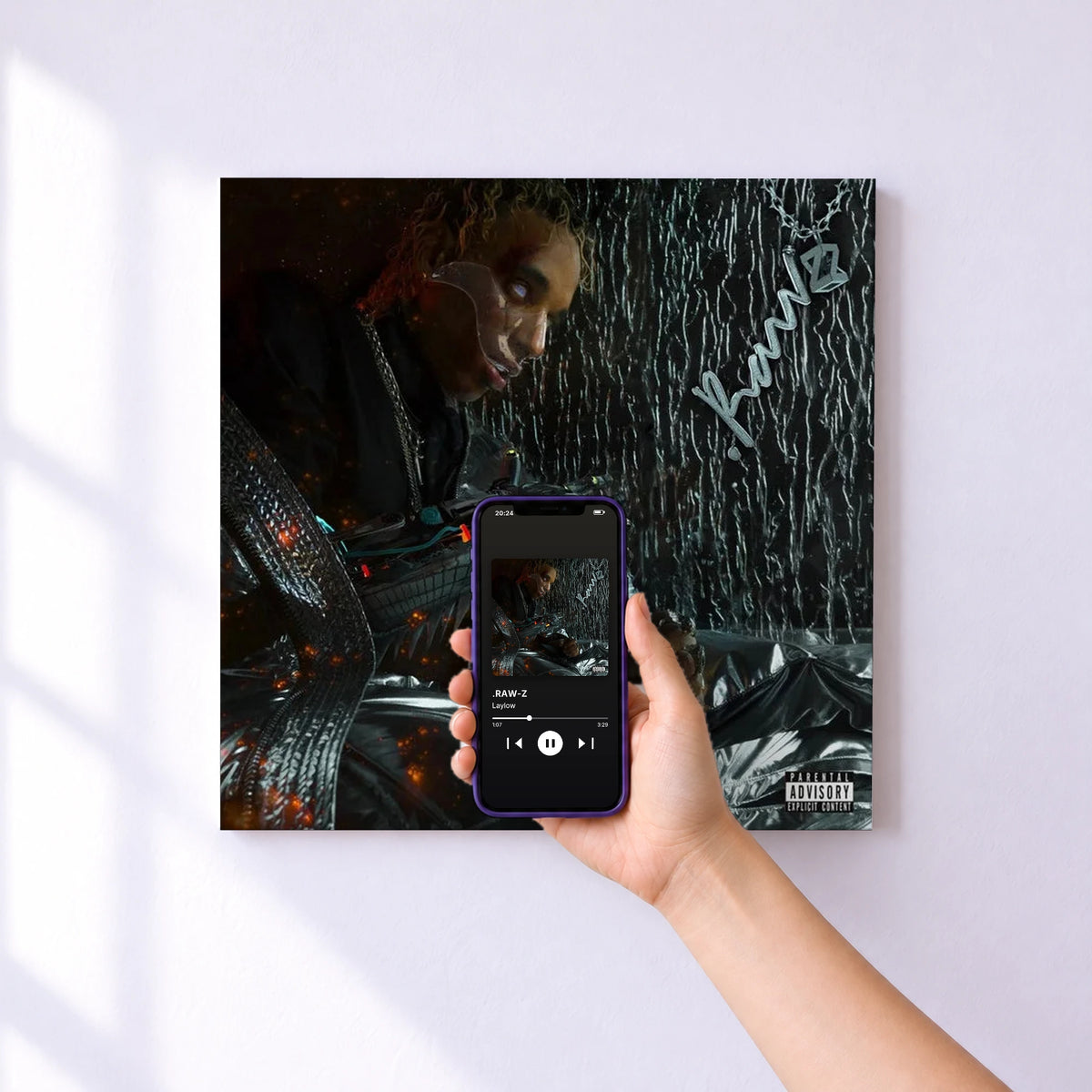 Affiche connectée .RAW-Z de Laylow au mur : l'album se lance en approchant le téléphone