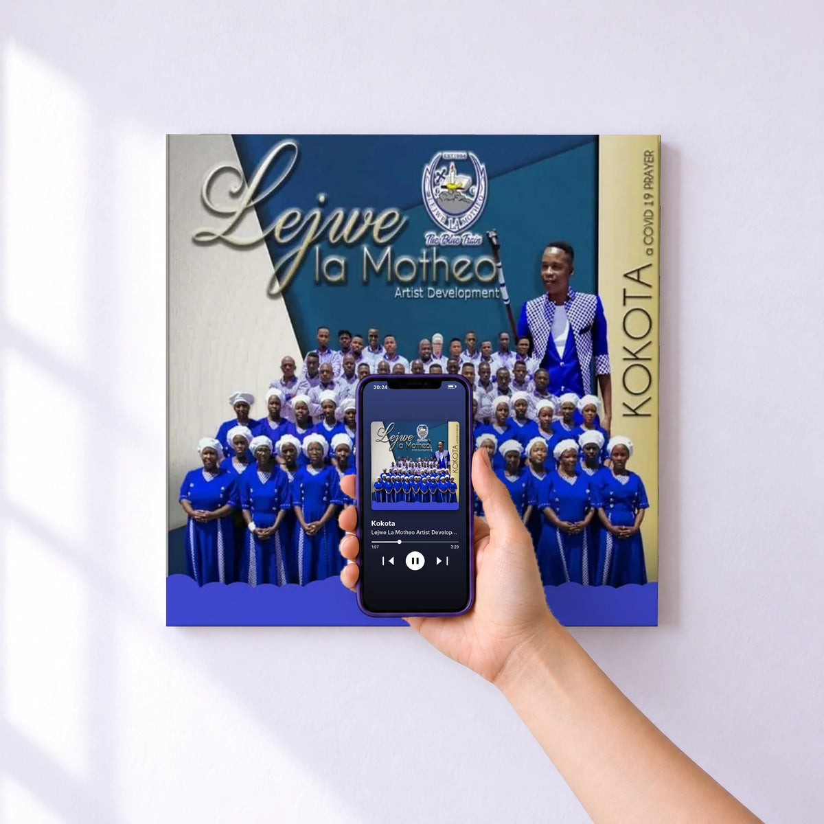 Affiche connectée Kokota de Lejwe La Motheo Artist Development au mur : l'album se lance en approchant le téléphone