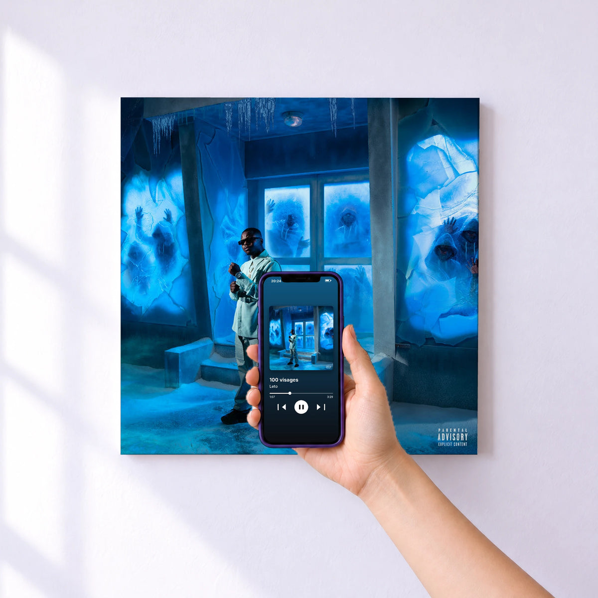 Affiche connectée 100 visages de Leto au mur : l'album se lance en approchant le téléphone