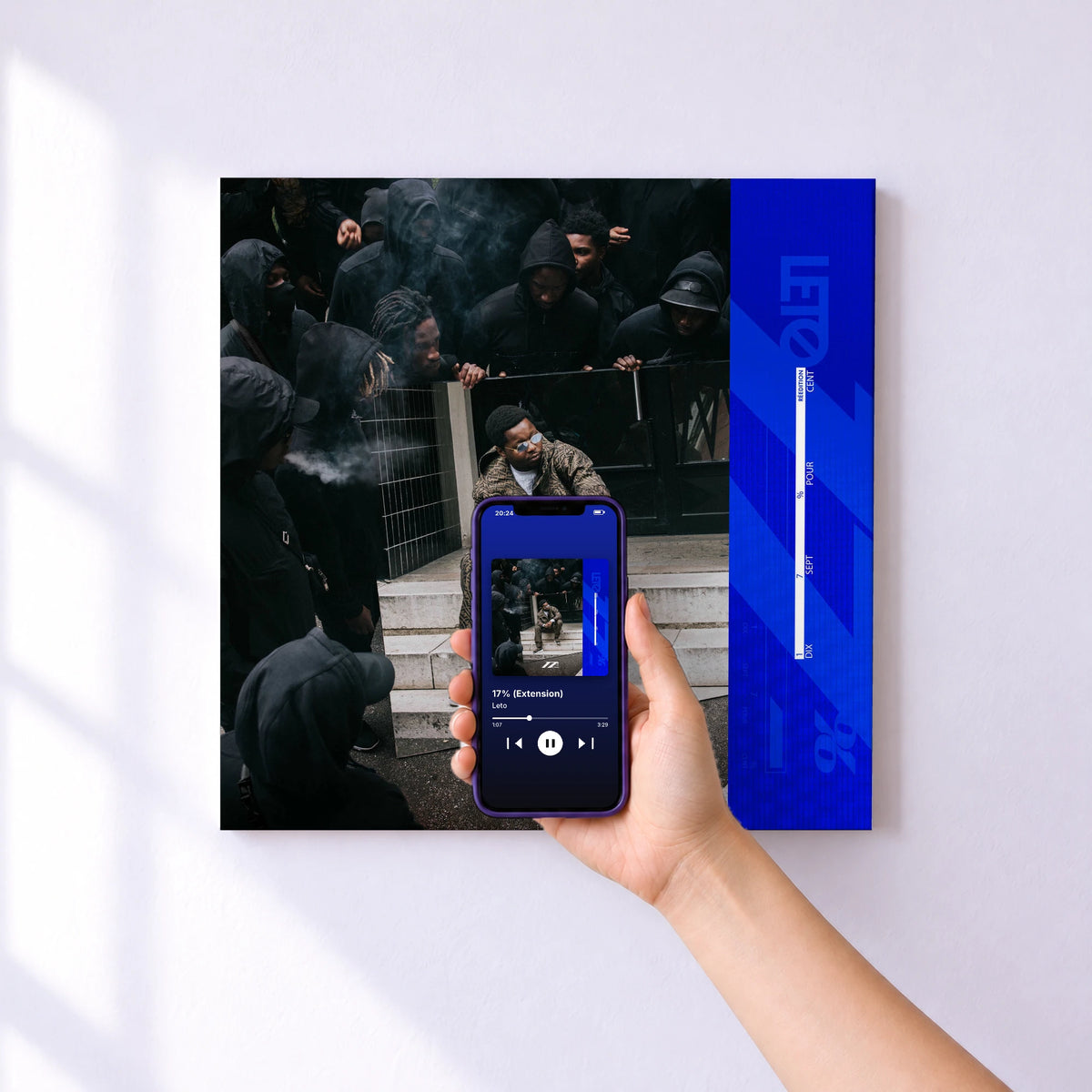 Affiche connectée 17% (Extension) de Leto au mur : l'album se lance en approchant le téléphone