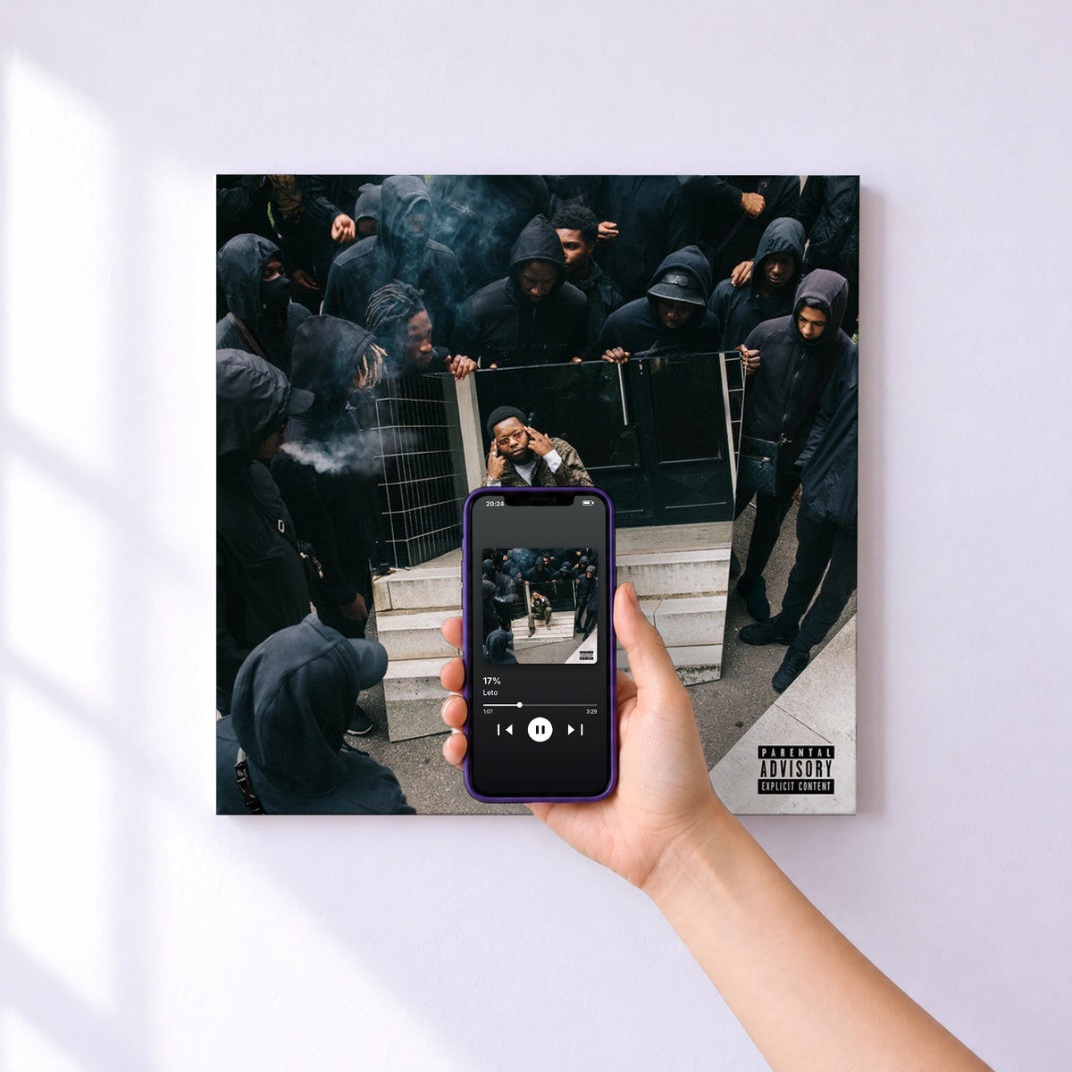Affiche connectée 17% de Leto au mur : l'album se lance en approchant le téléphone