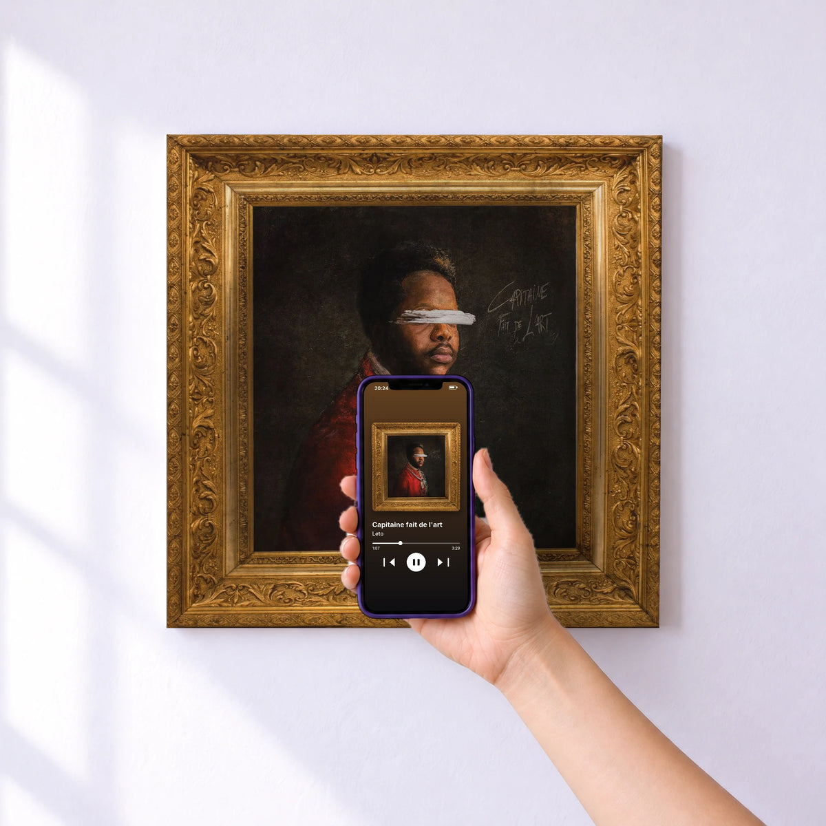 Affiche connectée Capitaine fait de l'art de Leto au mur : l'album se lance en approchant le téléphone