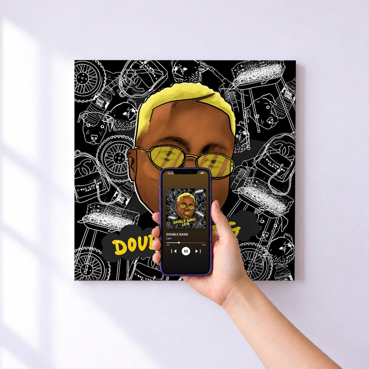 Affiche connectée DOUBLE BANG de Leto au mur : l'album se lance en approchant le téléphone