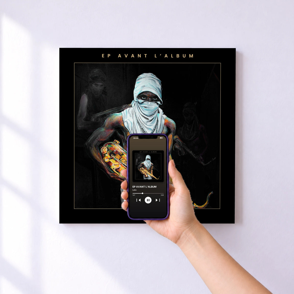 Affiche connectée EP AVANT L'ALBUM de Leto au mur : l'album se lance en approchant le téléphone