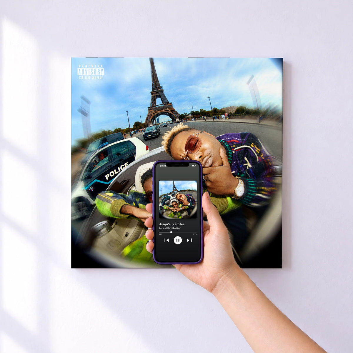 Affiche connectée Jusqu'aux étoiles de Leto et Guy2bezbar au mur : l'album se lance en approchant le téléphone