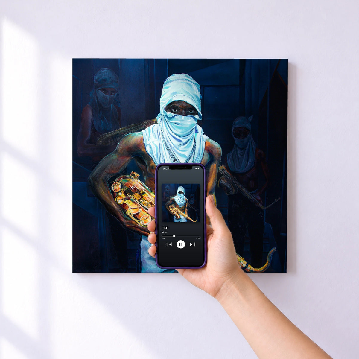Affiche connectée LIFE de Leto au mur : l'album se lance en approchant le téléphone