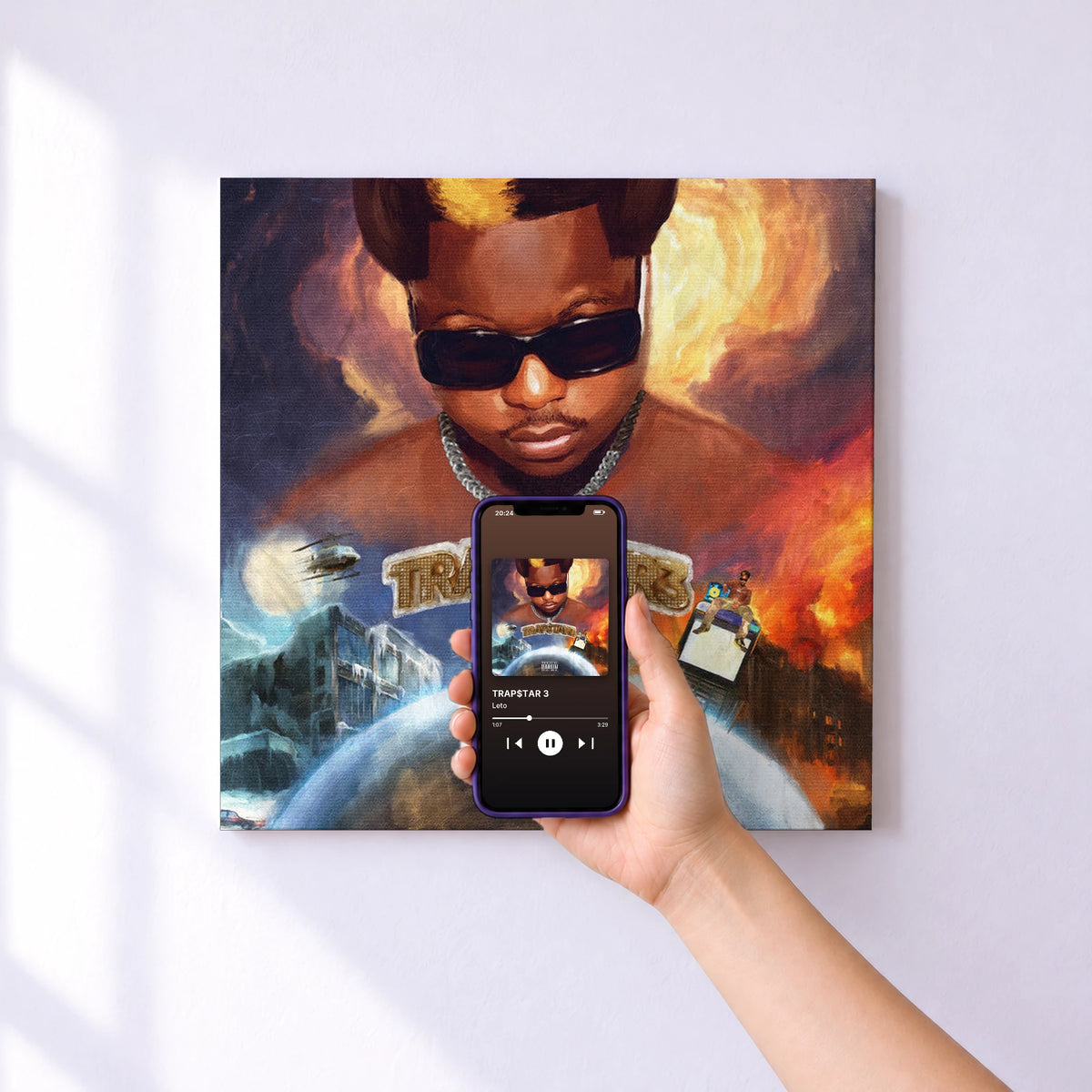 Affiche connectée TRAP$TAR 3 de Leto au mur : l'album se lance en approchant le téléphone