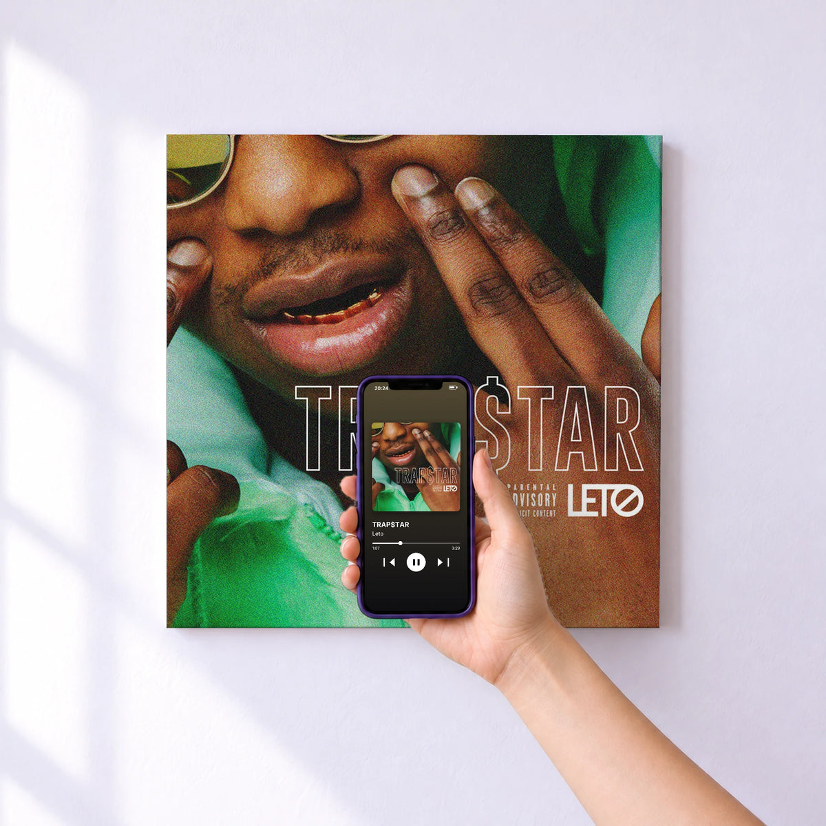 Affiche connectée TRAP$TAR de Leto au mur : l'album se lance en approchant le téléphone