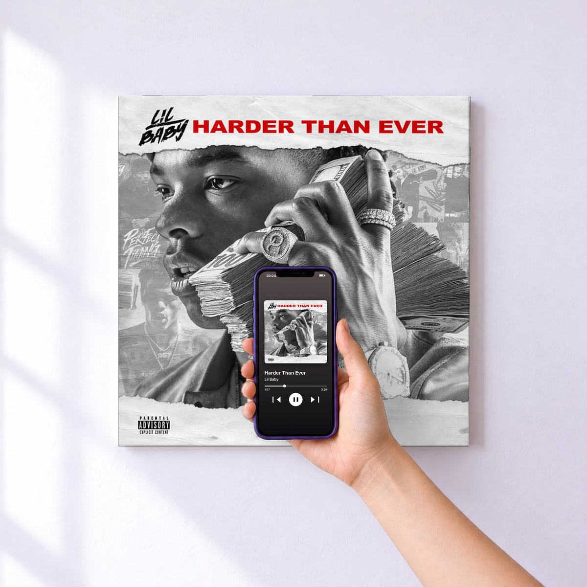 Affiche connectée Harder Than Ever de Lil Baby au mur : l'album se lance en approchant le téléphone