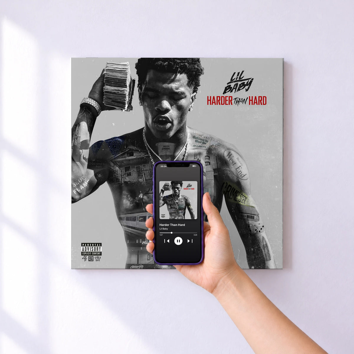 Affiche connectée Harder Than Hard de Lil Baby au mur : l'album se lance en approchant le téléphone