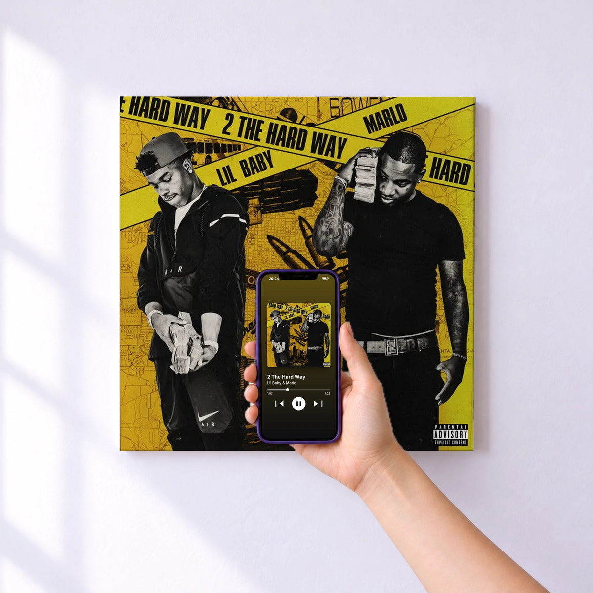 Affiche connectée 2 The Hard Way de Lil Baby & Marlo au mur : l'album se lance en approchant le téléphone