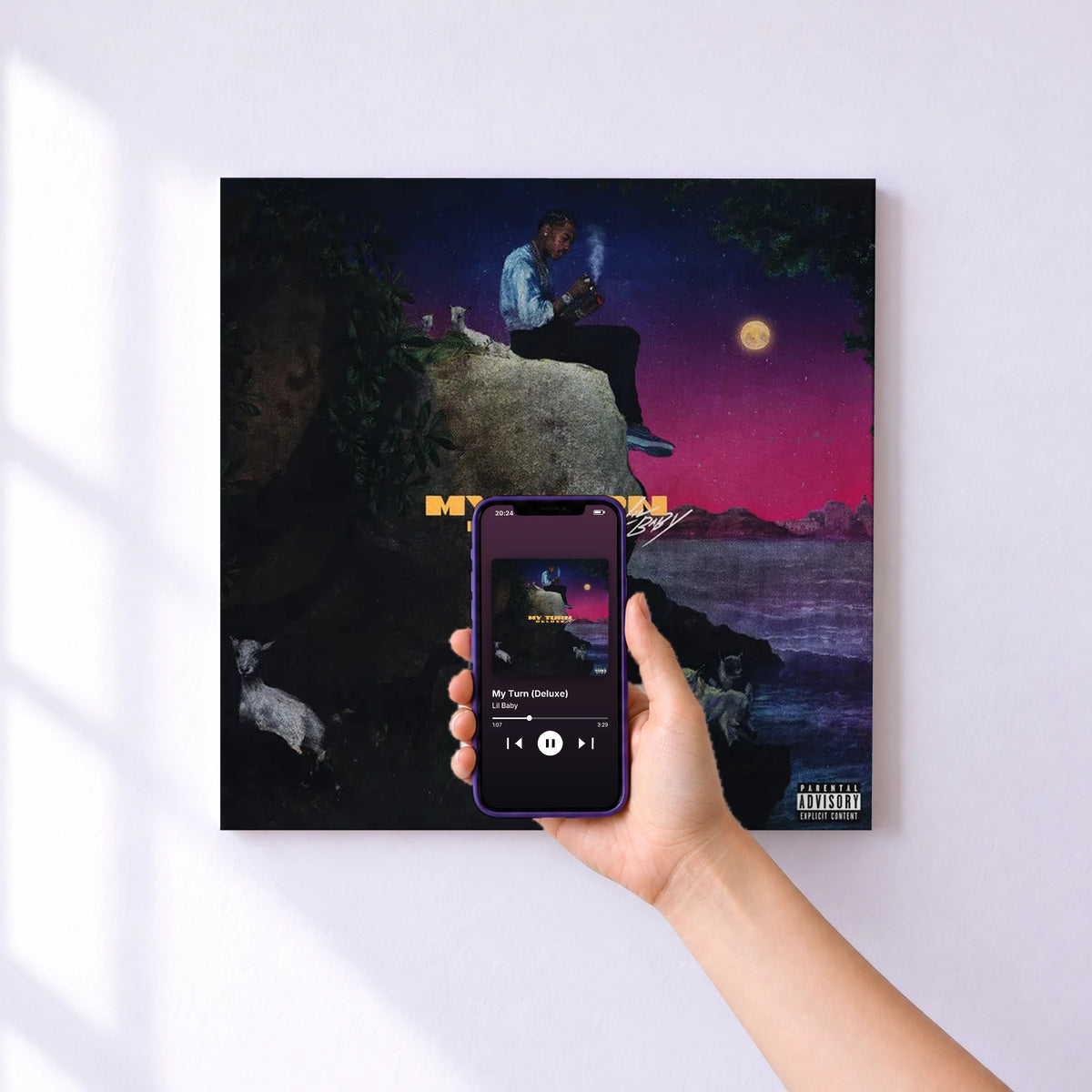 Affiche connectée My Turn (Deluxe) de Lil Baby au mur : l'album se lance en approchant le téléphone