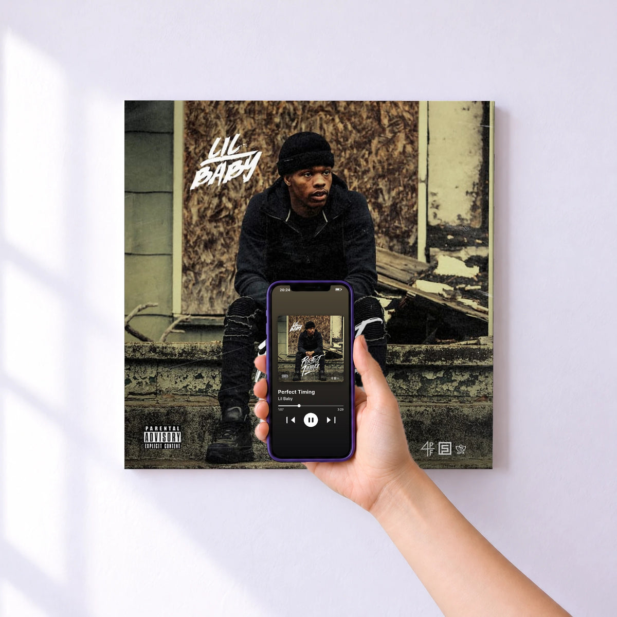 Affiche connectée Perfect Timing de Lil Baby au mur : l'album se lance en approchant le téléphone
