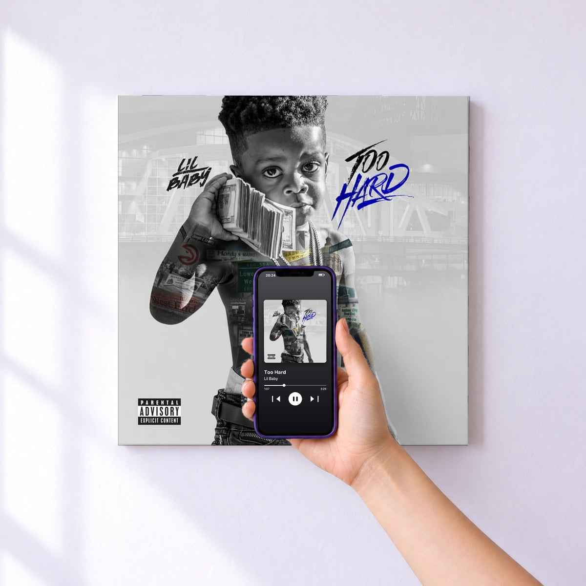Affiche connectée Too Hard de Lil Baby au mur : l'album se lance en approchant le téléphone