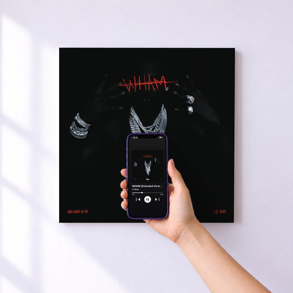 Affiche connectée WHAM (Extended Version) de Lil Baby au mur : l'album se lance en approchant le téléphone